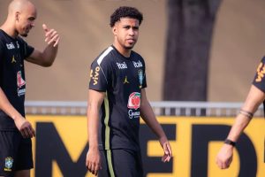 Andrey Santos assina pelo Manchester United e reforça meio-campo