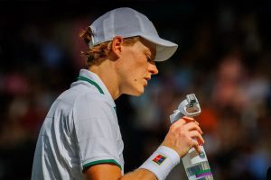 Andy Roddick surpreendido com sinceridade de Sinner após vitória sobre Nuno Borges