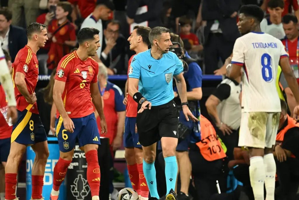 Árbitro da final do mundial nunca viu derrota de Espanha nem vitória da Argentina