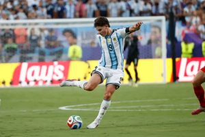 Arsenal quer garantir Julian Alvarez antes da pré-época
