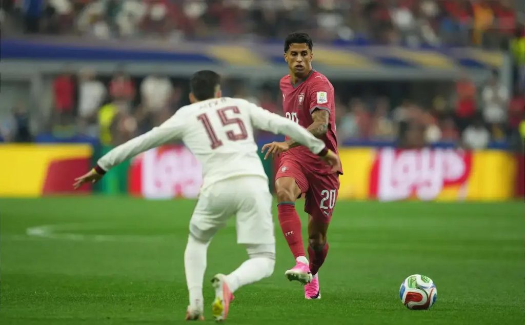 Barcelona adia contratação de João Cancelo para após estágio de pré-época