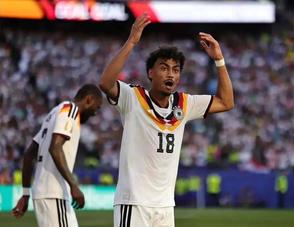 Bayern Munique assegura Nathaniel Brown por 55 milhões após Mundial decepcionante