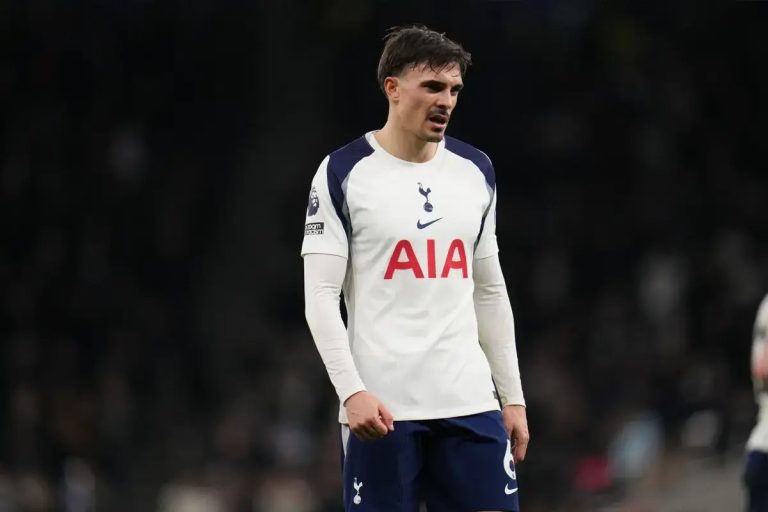“Benfica moves for João Palhinha after Tottenham exit.”