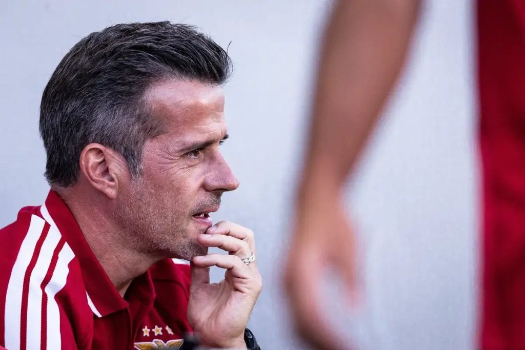 Benfica sofre dois golos inaceitáveis e Marco Silva critica exibição