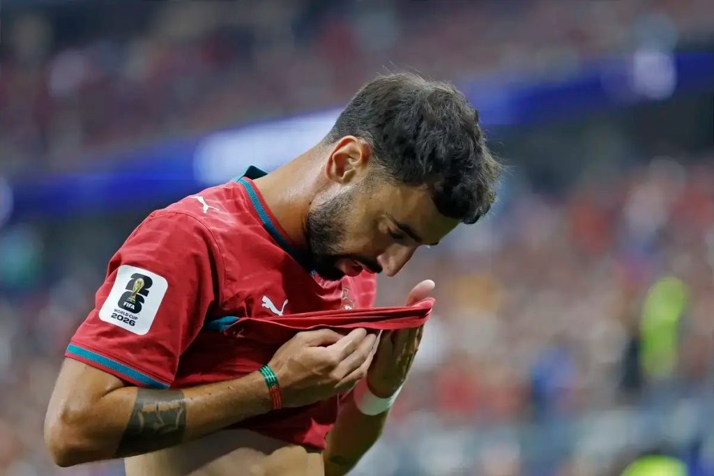 Bruno Fernandes perto de renovar com Manchester United e afastar rumores