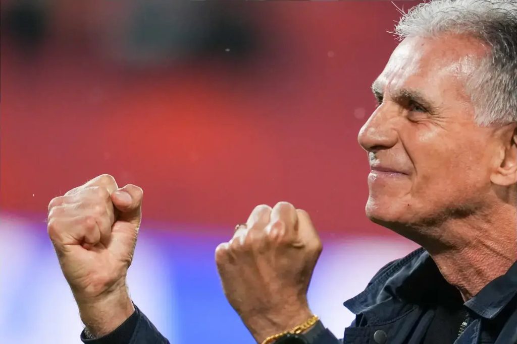 Treinador de cabelo grisal a cerrar os punhos e sorrir num estádio, após a eliminação do Gana no Mundial de 2026