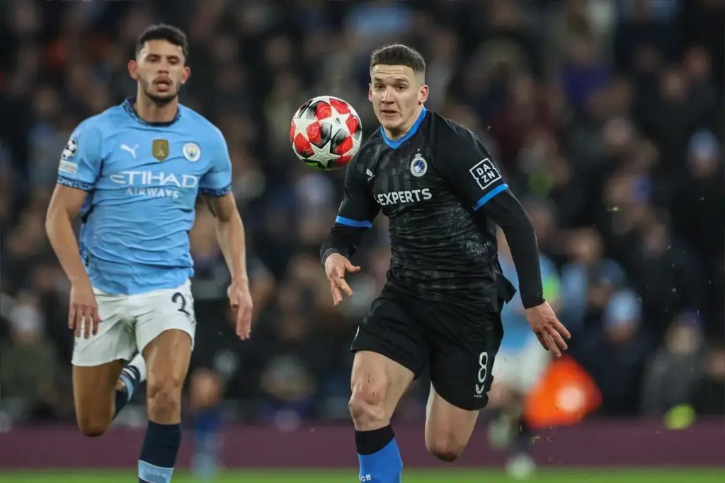 Christos Tzolis chega ao Arsenal como substituto ideal de Leandro Trossard