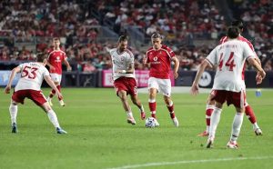 Confronto intenso entre Curtis Jones, Szoboszlai e Tsimikas após jogo do Liverpool