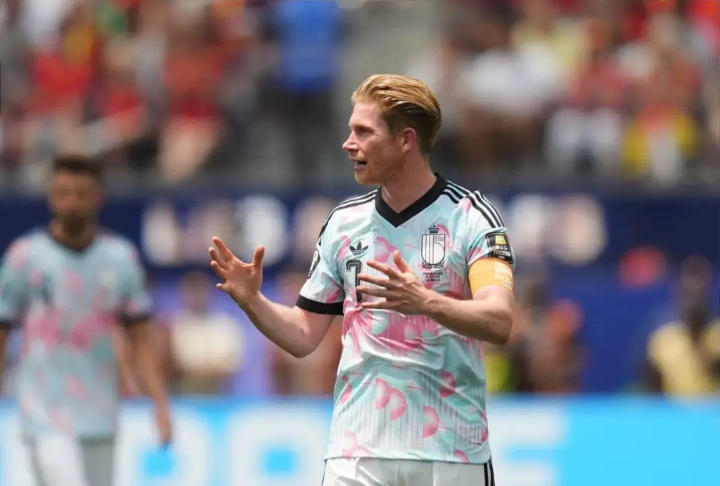 De bruyne enfrenta receção fria em Napoli após críticas a conte
