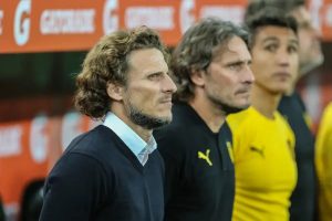 Diego Forlán assume seleção do Uruguai após saída de bielsa