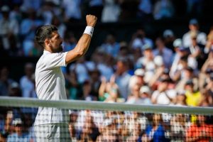 Djokovic avança para os quartos de final de Wimbledon com exibição nervosa