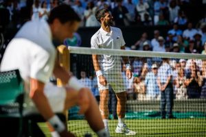 Djokovic tranquiliza adeptos após susto físico em Wimbledon