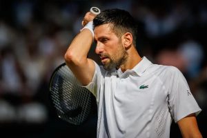 Djokovic ultrapassa Federer e conquista 106.ª vitória histórica em Wimbledon