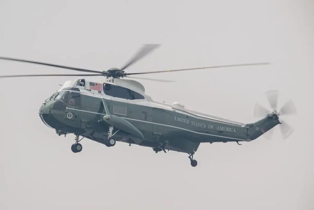 Donald Trump chega de helicóptero ao final do mundial com Gianni Infantino