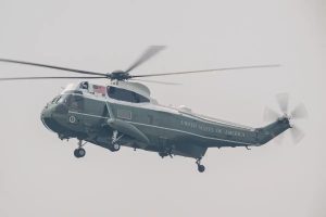 Donald Trump chega de helicóptero ao final do mundial com Gianni Infantino