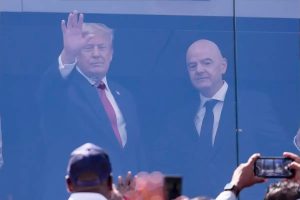 Donald Trump e líderes acompanham Gianni Infantino na final do mundial