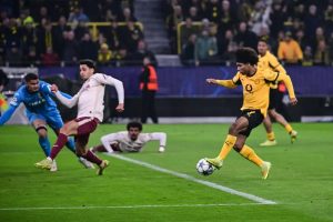 Dortmund rejeita primeira proposta do Barcelona por Karim Adeyemi