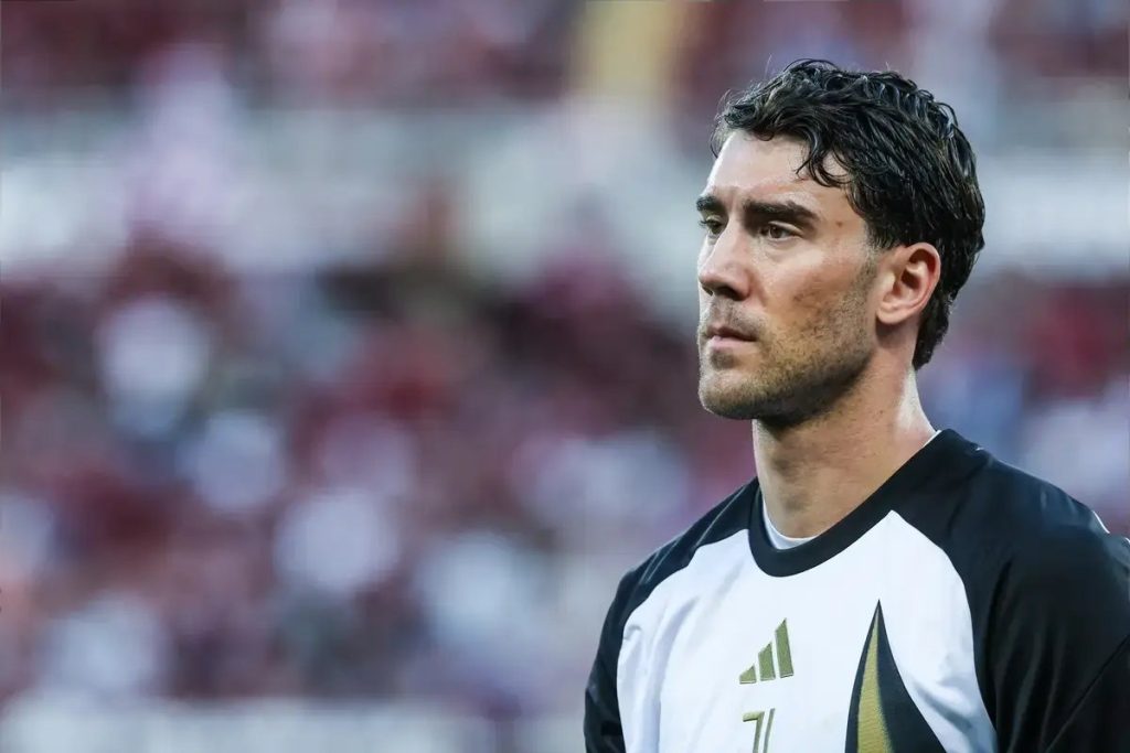 Dusan Vlahovic continua sem clube apesar de ser o livre mais valioso