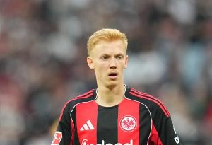 Eintracht Frankfurt fixa preço para Hugo Larsson, alvo do man united