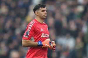 Emi Martinez perto de sair do Aston Villa rumo à Juventus