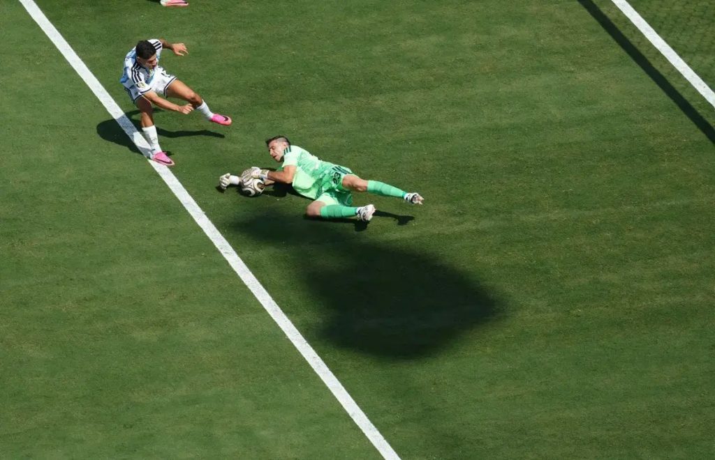 Emiliano Martínez bate recorde de defesas na final do mundo