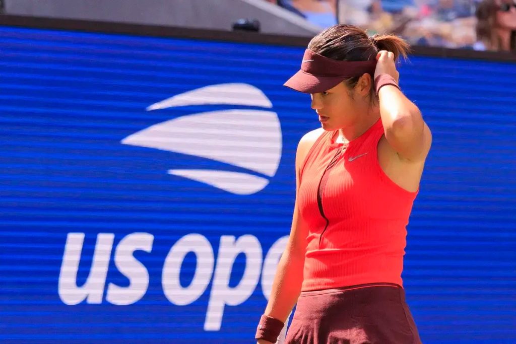 Emma Raducanu adia regresso ao US Open devido a lesão grave