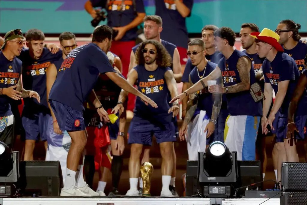 Espanha celebra título com provocações a Leandro Paredes