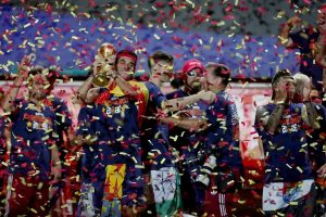 Espanha domina o futebol com títulos consecutivos nas seleções masculina e feminina