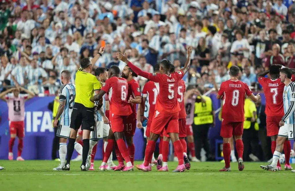 FIFA defende expulsão de Embolo e regra do Vídeo árbitro no mundial