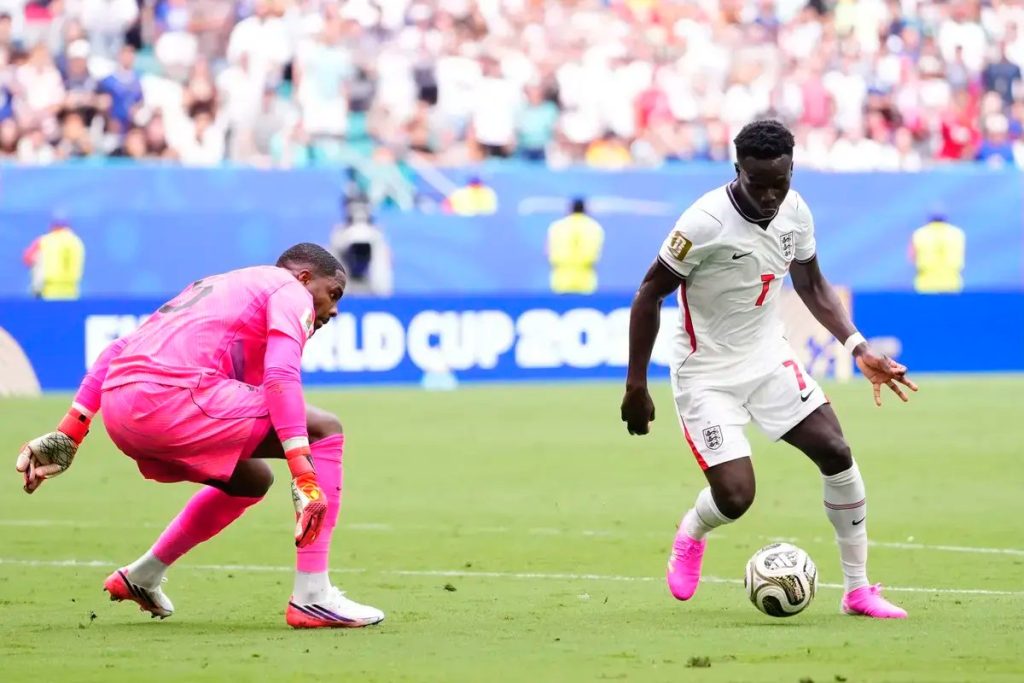 Hat-trick de Saka garante vitória épica de Inglaterra sobre França