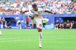 Ibrahimovic critica dura exibição de Madueke no Mundial