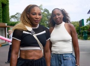 Serena e Venus Williams regressam aos pares em Wimbledon apesar da lesão