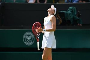 Elena Rybakina remains strong and reaches the third round of Wimbledon.