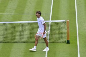 Flavio Cobolli stands out after defeating Mariano Navone and advances in Wimbledon.