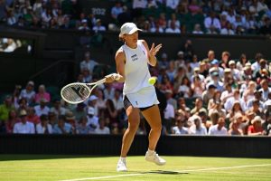 Iga Swiatek highlights the impact of the new Wimbledon grass on modern tennis.