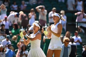 Kristina Mladenovic emociona-se ao agradecer irmão após título em Wimbledon