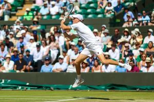 Jannik Sinner adapts to the heat and advances to the semifinals at Wimbledon.