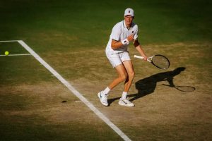 Jannik Sinner conquista segundo título de Wimbledon em final intensa