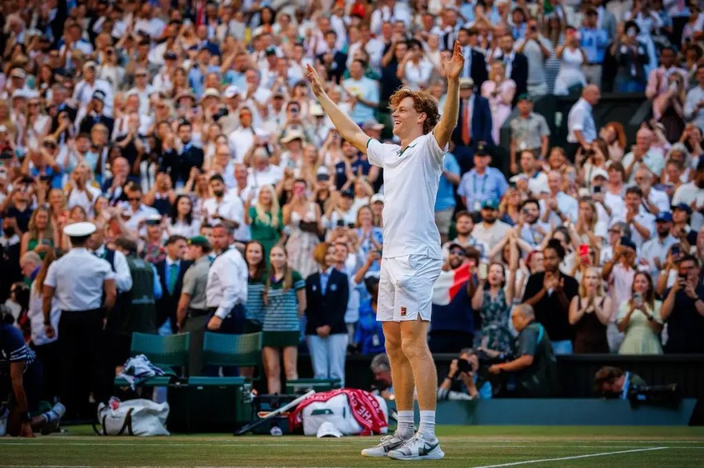 Jannik Sinner domina ténis na ausência de Carlos Alcaraz