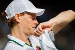 Jannik Sinner desiste do US Open devido a lesão no joelho direito