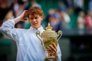 Jannik Sinner vence Wimbledon e apela à recuperação de Carlos Alcaraz