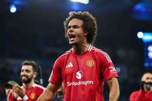 Joshua Zirkzee brilha na pré-época e mantém-se no Manchester United