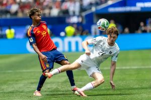 Lamine Yamal stands out and ignores the pressure of facing Cristiano Ronaldo.