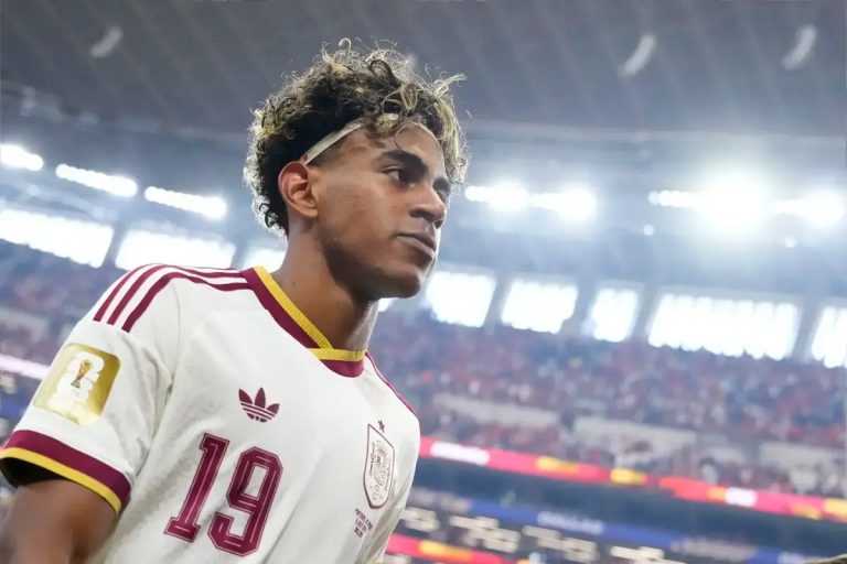 Lamine Yamal requests the signing of Julian Alvarez for Barcelona.
