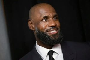LeBron James signs with the 76ers and puts an end to rumors in the NBA.