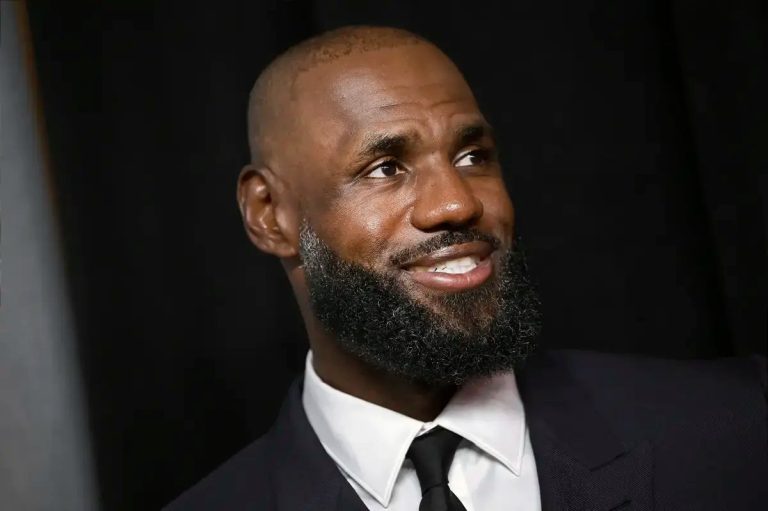 LeBron James assina pelos 76ers e encerra rumores na NBA