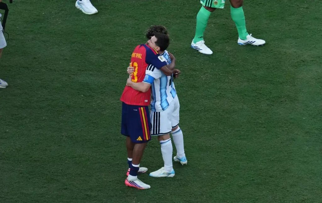 Lionel Messi abraça Lamine Yamal após final do Mundial 2026