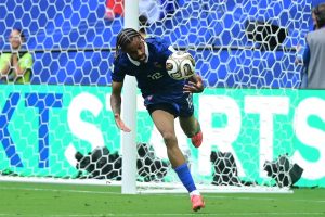 Liverpool em negociações com PSG para contratar Bradley Barcola