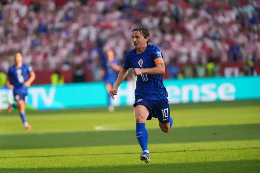 Luka Modric renova contrato com Milan até 2027