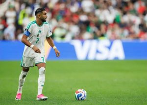 Mahrez livre para assinar e clubes da Série A ponderam contratação